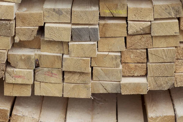 Boyutlanmış ahşap panoları ve barlarda bir paket stok, Rusya Federasyonu