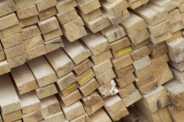 锯的木板和一包在股票 俄罗斯酒吧 — 图库照片