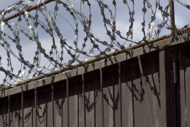 Dikenli tel çit, Rusya zirvesine kadar yara