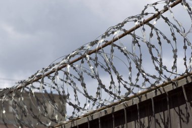 Dikenli tel çit, Rusya zirvesine kadar yara