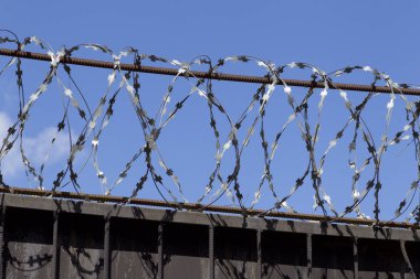 Dikenli tel çit, Rusya zirvesine kadar yara