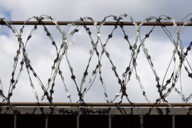 Dikenli tel çit, Rusya zirvesine kadar yara