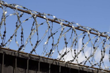 Dikenli tel çit, Rusya zirvesine kadar yara