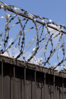 Dikenli tel çit, Rusya zirvesine kadar yara