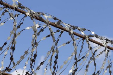 Dikenli tel çit, Rusya zirvesine kadar yara