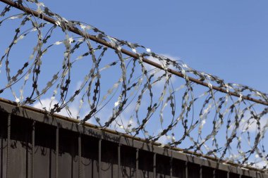 Dikenli tel çit, Rusya zirvesine kadar yara