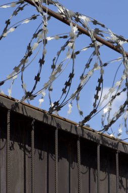 Dikenli tel çit, Rusya zirvesine kadar yara