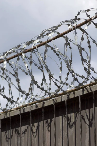 Dikenli tel çit, Rusya zirvesine kadar yara