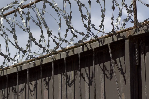 Dikenli tel çit, Rusya zirvesine kadar yara