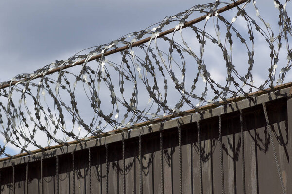 Рана из колючей проволоки на крыше забора, Россия
