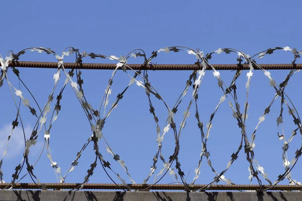 Dikenli tel çit, Rusya zirvesine kadar yara