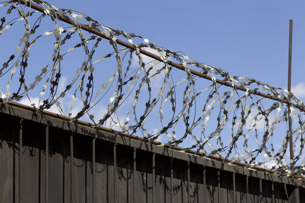 Рана из колючей проволоки на крыше забора, Россия
