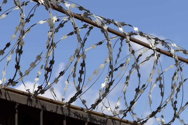 Dikenli tel çit, Rusya zirvesine kadar yara