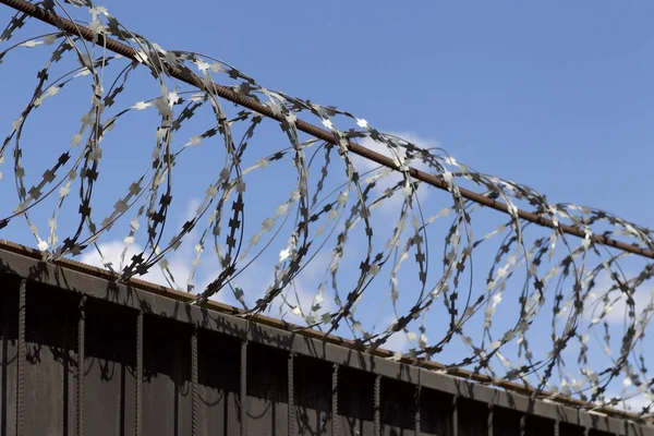 Dikenli tel çit, Rusya zirvesine kadar yara