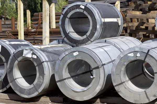 Rullar av kallvalsade galvaniserat stål med polymerbeläggning — Stockfoto