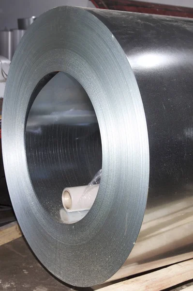 Rollen aus kaltgewalztem verzinktem Stahl mit Polymerbeschichtung — Stockfoto
