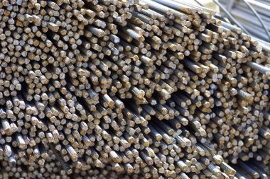 Paketlerine periyodik bir profille takviye çubukları Rusya metal ürünler depoda saklanır