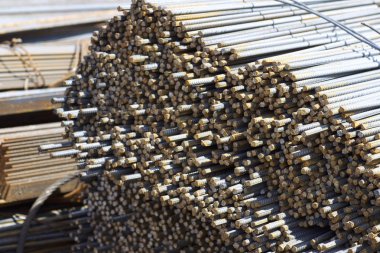 Paketlerine periyodik bir profille takviye çubukları Rusya metal ürünler depoda saklanır