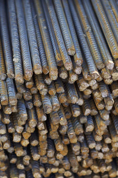 Paketlerine periyodik bir profille takviye çubukları Rusya metal ürünler depoda saklanır