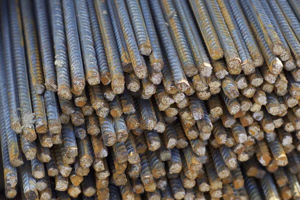 Paketlerine periyodik bir profille takviye çubukları Rusya metal ürünler depoda saklanır