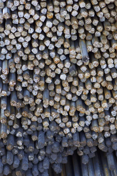 Paketlerine periyodik bir profille takviye çubukları Rusya metal ürünler depoda saklanır