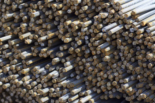 Paketlerine periyodik bir profille takviye çubukları Rusya metal ürünler depoda saklanır