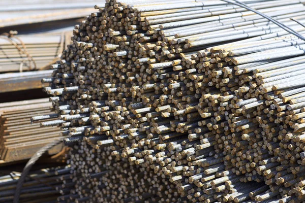 Paketlerine periyodik bir profille takviye çubukları Rusya metal ürünler depoda saklanır