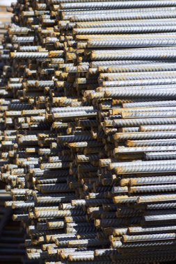 Takviye çubukları paketlerine periyodik bir profille metal ürünler depoda saklanır