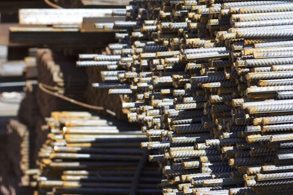 Paketlerine periyodik bir profille takviye çubukları Rusya metal ürünler depoda saklanır