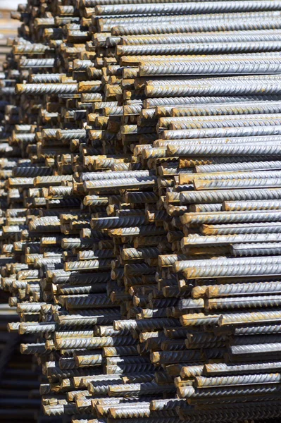 Takviye çubukları paketlerine periyodik bir profille metal ürünler depoda saklanır