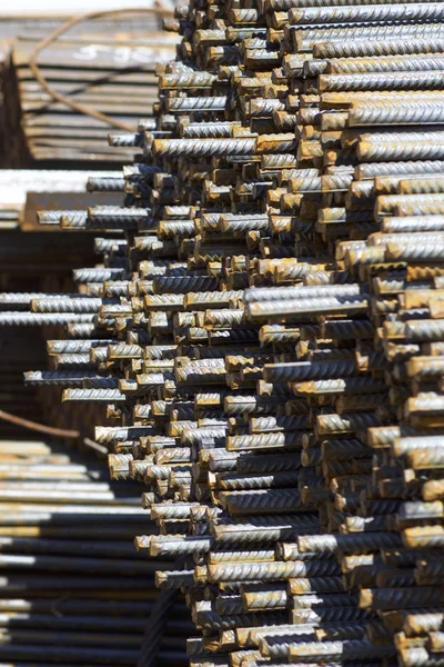 Paketlerine periyodik bir profille takviye çubukları Rusya metal ürünler depoda saklanır