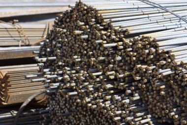 Paketlerine periyodik bir profille takviye çubukları Rusya metal ürünler depoda saklanır