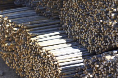 Paketlerine periyodik bir profille takviye çubukları Rusya metal ürünler depoda saklanır