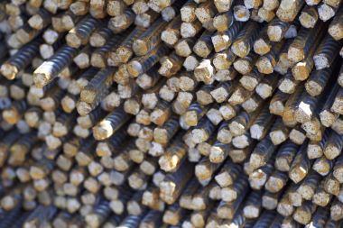 Takviye çubukları paketlerine periyodik bir profille metal ürünler depoda saklanır