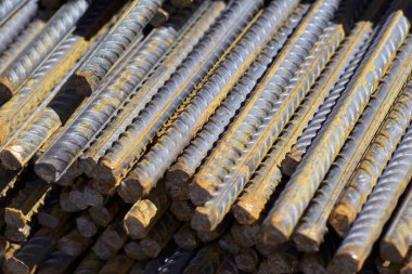 Takviye çubukları paketlerine periyodik bir profille metal ürünler depoda saklanır