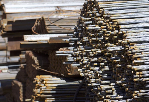 Paketlerine periyodik bir profille takviye çubukları Rusya metal ürünler depoda saklanır