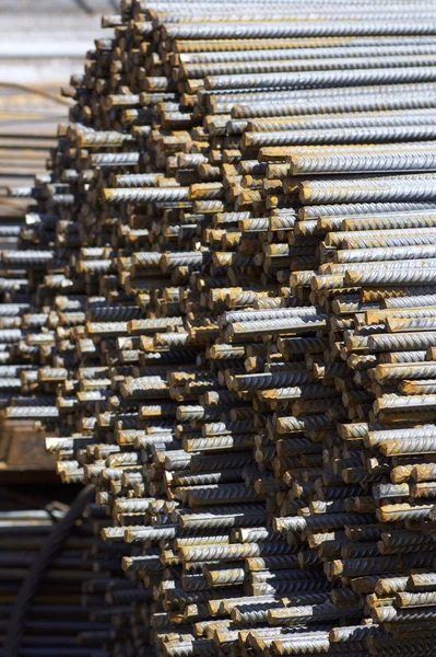 Paketlerine periyodik bir profille takviye çubukları Rusya metal ürünler depoda saklanır