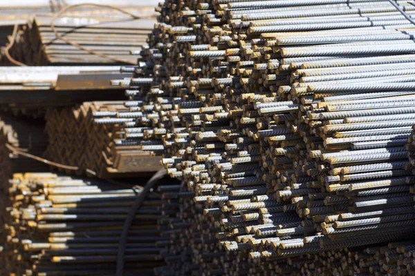 Paketlerine periyodik bir profille takviye çubukları Rusya metal ürünler depoda saklanır