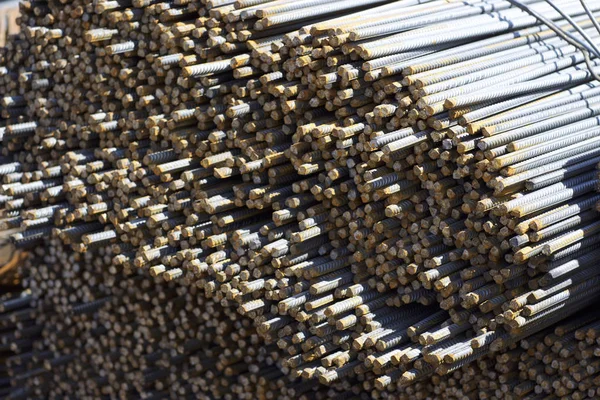 Paketlerine periyodik bir profille takviye çubukları Rusya metal ürünler depoda saklanır