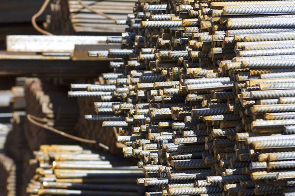 Paketlerine periyodik bir profille takviye çubukları Rusya metal ürünler depoda saklanır