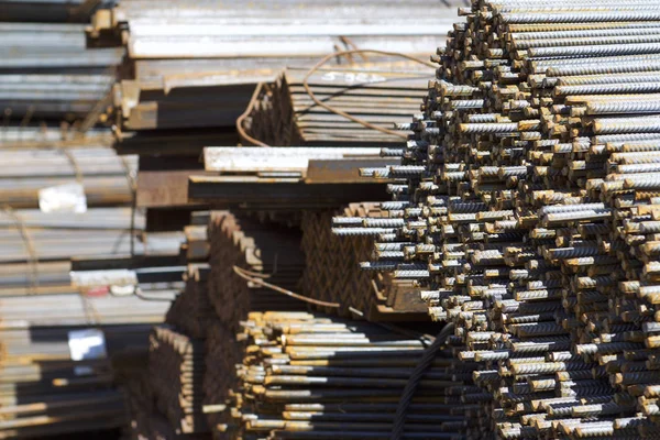 Paketlerine periyodik bir profille takviye çubukları Rusya metal ürünler depoda saklanır