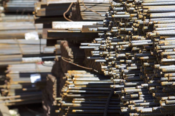 Paketlerine periyodik bir profille takviye çubukları Rusya metal ürünler depoda saklanır