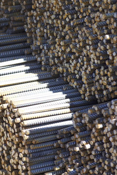 Paketlerine periyodik bir profille takviye çubukları Rusya metal ürünler depoda saklanır