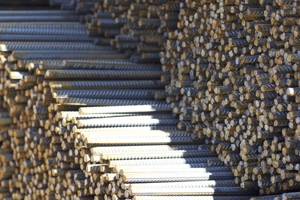 Paketlerine periyodik bir profille takviye çubukları Rusya metal ürünler depoda saklanır