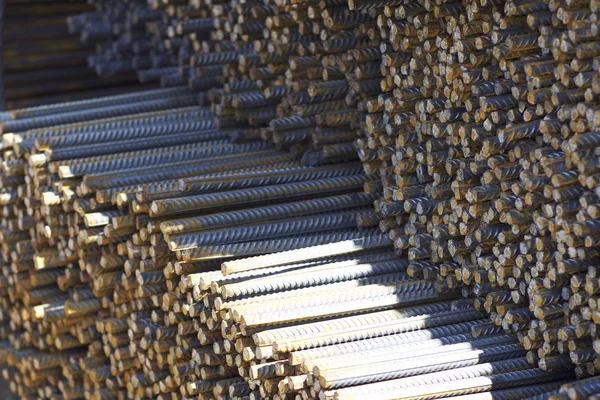 Paketlerine periyodik bir profille takviye çubukları Rusya metal ürünler depoda saklanır