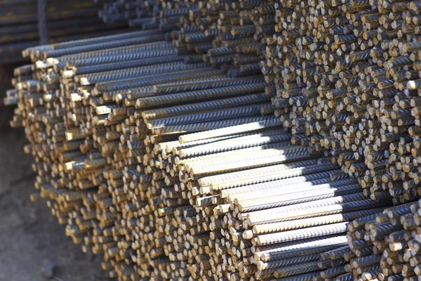 Paketlerine periyodik bir profille takviye çubukları Rusya metal ürünler depoda saklanır