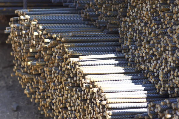 Paketlerine periyodik bir profille takviye çubukları Rusya metal ürünler depoda saklanır