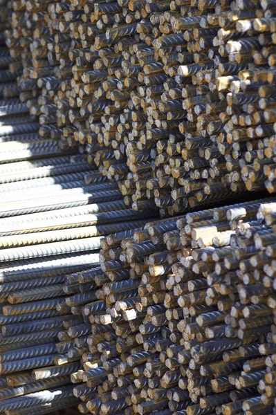 Paketlerine periyodik bir profille takviye çubukları Rusya metal ürünler depoda saklanır