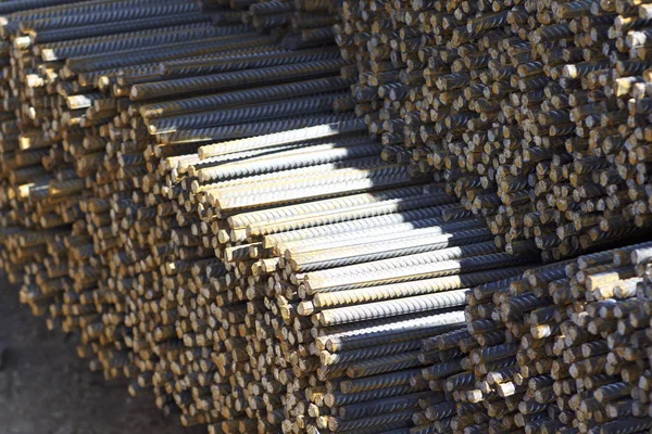 Paketlerine periyodik bir profille takviye çubukları Rusya metal ürünler depoda saklanır