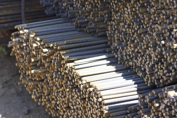 Takviye çubukları paketlerine periyodik bir profille metal ürünler depoda saklanır